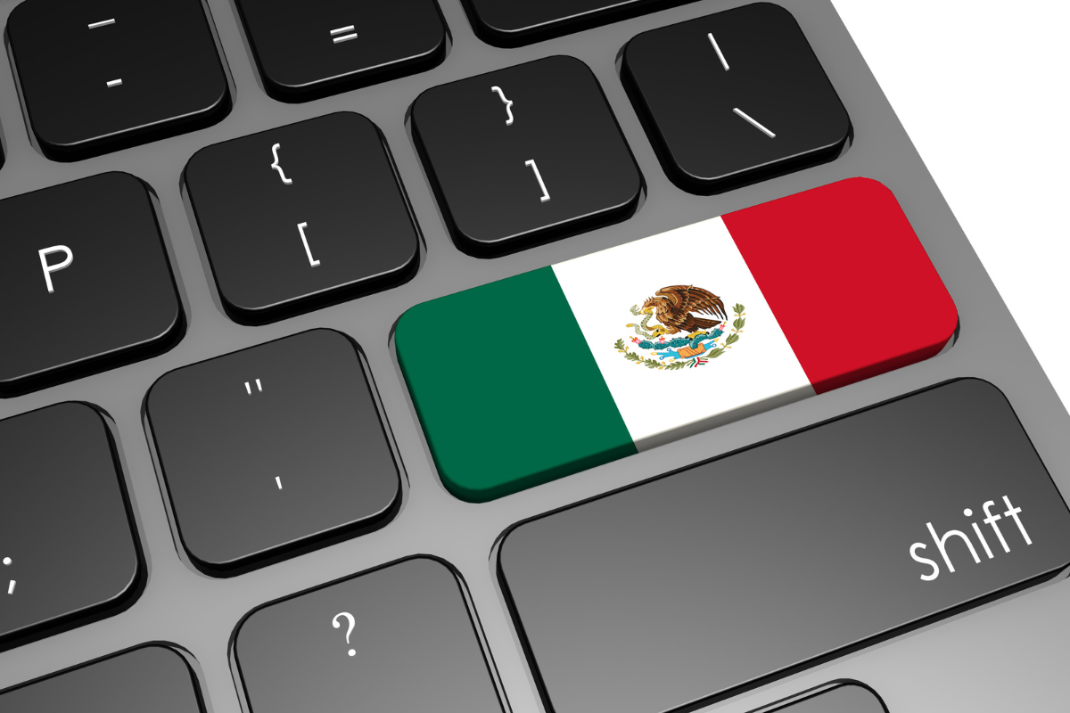 A close up of a laptop keyboard with the Mexican flag replacing the Return/Enter key